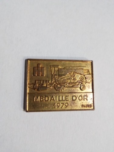 Pin case 1979 - pin's, tracteur