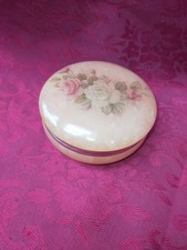 Bombonnière, boîte à bijoux en albatre à décor de fleurs XX siècle