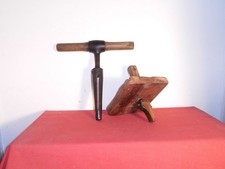 outil ancien / outil de tonnelier  /  collection