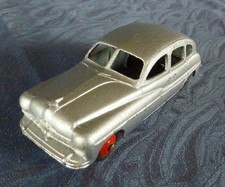 Voiture miniature au 1/43: FORD Vedette repeinte de DINKY TOYS MECCANO