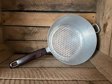 Ancienne passoire en alu avec manche en bakélite