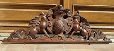 Fronton en bois sculpté à