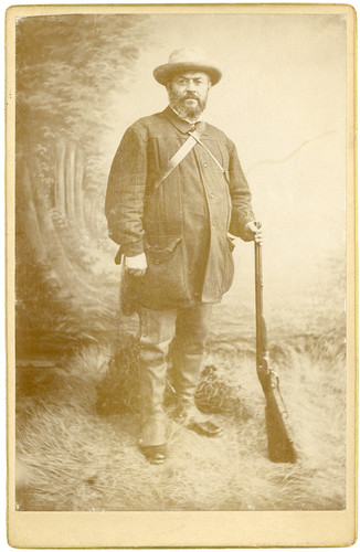Homme costume avec - avec, carabine