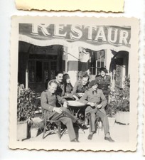 Groupe hommes militaires