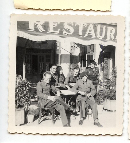 Groupe hommes militaires