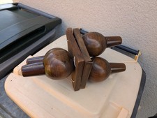 Un lot de 4 pieds de lit d’occasion