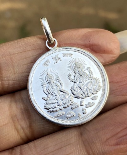 Pendentif pièce religieuse