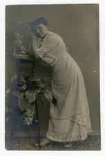 PHOTO snapshot amateur vintage, jeune femme robe à rayures statue nue plante