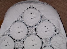 Nappe ronde ancienne brodée