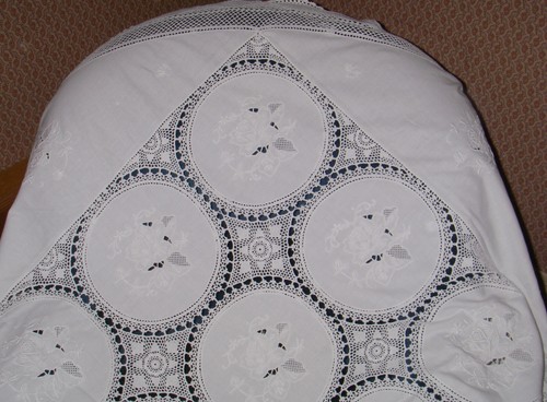 Nappe ronde ancienne - , brodée