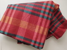 un tissu écossais rouge et