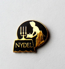 RNT 08/ pin's  Nydel linge de table