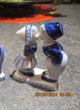 Delft  couple d'Enfant Fille et Garçon s'embrassant