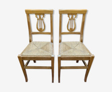 Chaises paillées en forme de