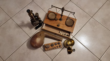lot 5 appareils scientifiques vintage bronze(microscope,masses,balance,cornue...