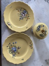 Montpellier Assiettes et confiturier Jaune à décor de fleurs. XVIlIème siècle