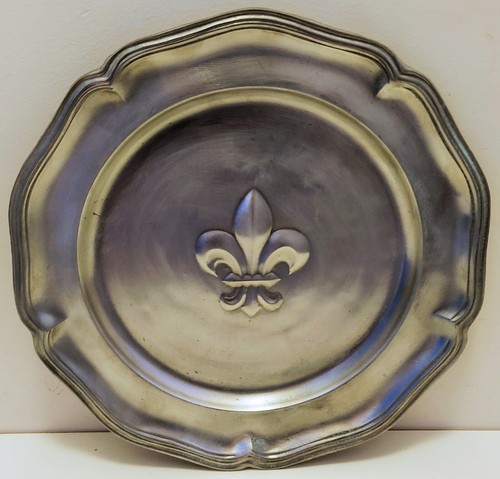 Assiette etain fleur lys - de,