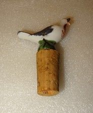 ANCIEN BOUCHON DOSEUR VERSEUR EN PORCELAINE COULEURS REPRESENTANT UN OISEAU