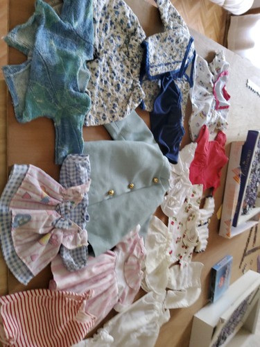 Lot vêtements poupées - de,