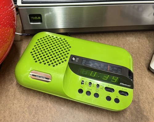 Weltron 2502 radio clock - radio,