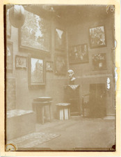 France, Intérieur avec buste et tableaux  Vintage citrate print. Déchirure  