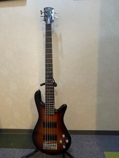 Guitare basse électrique 5