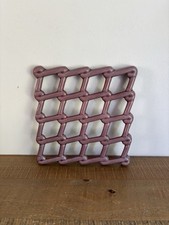Dessous de Plat Violet en Fonte Émaillée Effet Grille Tressée - 20x20cm