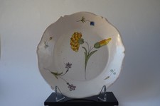 FAÏENCE XVIII  ASSIETTE A L'OEILLLET JAUNE   AUXERROIS ?  LA ROCHELLE ?