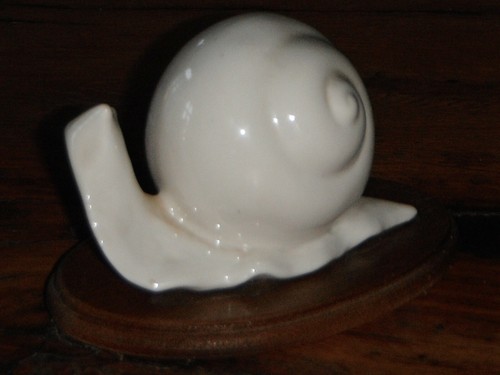 Escargot porcelaine socle - porcelaine, bois