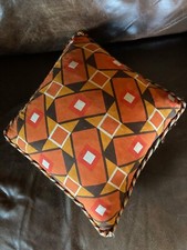 Coussin vintage orange et marron brodé au point de croix année 60