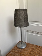 LAMPE À POSER PIED MÉTAL MAT ET ABAT-JOUR EN PERLES GRISES