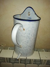 P2- POT BROC FONTAINE A LAVEMENT TOLE EMAILLEE blanc chiné liseré bleu 2 litres 
