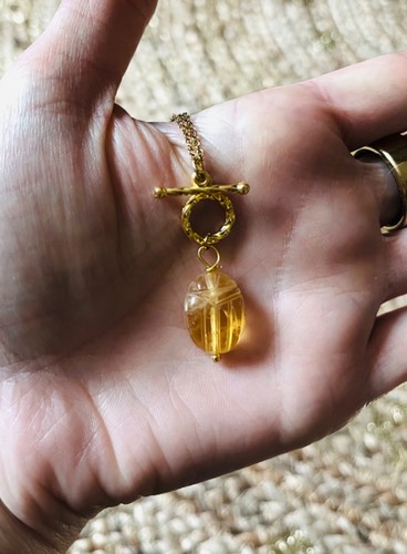 Collier talisman scarabée