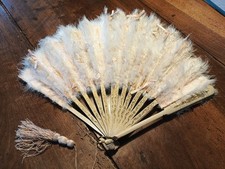 Ancien Éventail Plume Duvet Bois Peint Gravé Couleur Or Rubans & Pompon  Soie 