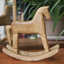Statue de cheval à bascule en