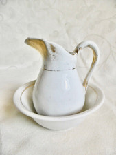 JOLI SERVICE DE TOILETTE DE POUPÉE ANCIENNE EN PORCELAINE BROC ET BASSIN