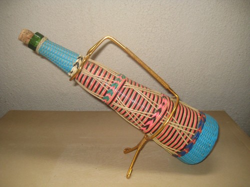 Une bouteilles scoubidou - une,