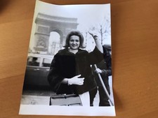 MILLECENT MARTIN devant L’ARC DE TRIOMPHE PARIS - Photo presse originale 13x18cm