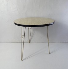 table d'appoint en formica jaune tripode vintage