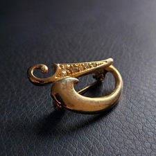 Broche formant un D stylisé