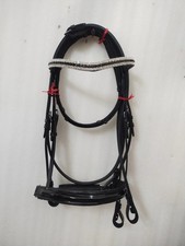 Cheval bride de dressage en