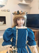 Poupée moderne en porcelaine