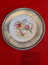 Assiette Decor Strasbourg Fait Main   motif fleurs entourage étain 