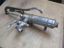 pompe à main pour évier provenant d'une péniche