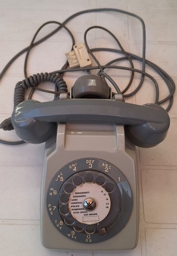 Ancien téléphone gris - ancien, à