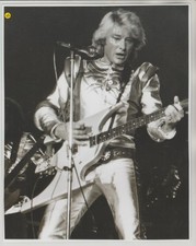 JOHNNY  HALLYDAY   N° 44  : PHOTO DE MAGAZINE  PLASTIFIEE .