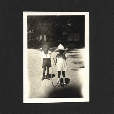 Deux enfants cerceau chapeau