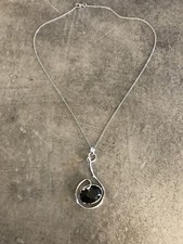 COLLIER Fantaisie Finition Argenté Rhodié Volute Verre Taillé NOIR THABORA