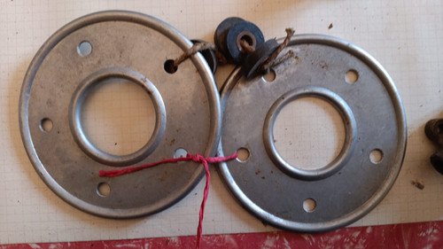 Pair plates hub wheel - of, guard