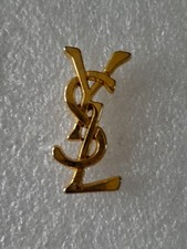 Pin's Yves Saint Laurent Paris. Logo YSL .Broche Bijoux Luxe. Méta Doré 